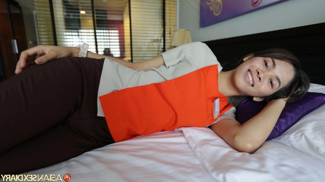 20P Mutmee, petite employée asiatique de l'hôtellerie, se fait baiser et jouir dans une chambre d'hôtel