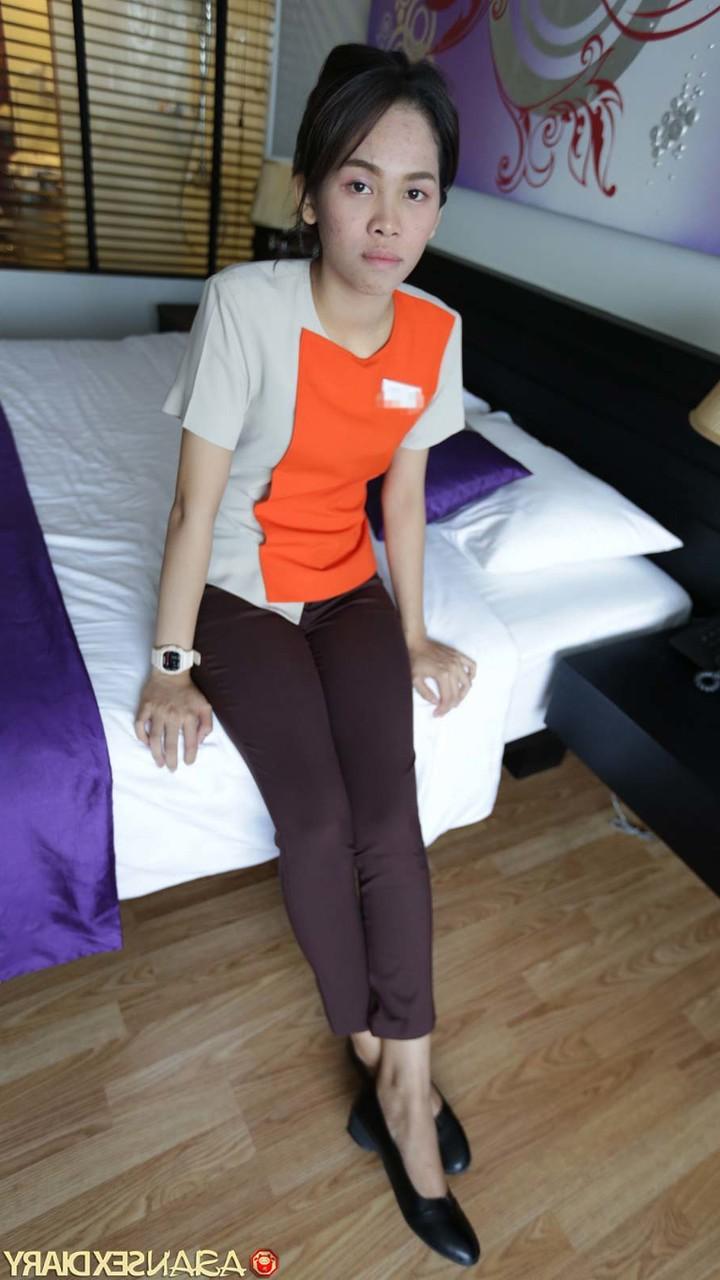 20P Mutmee, petite employée asiatique de l'hôtellerie, se fait baiser et jouir dans une chambre d'hôtel