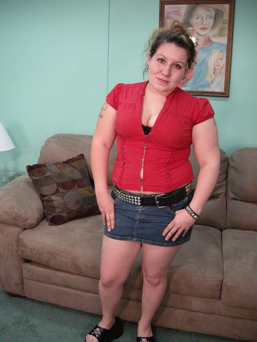 20P Sexy gordinha Chloe fica completamente nua na sala de estar