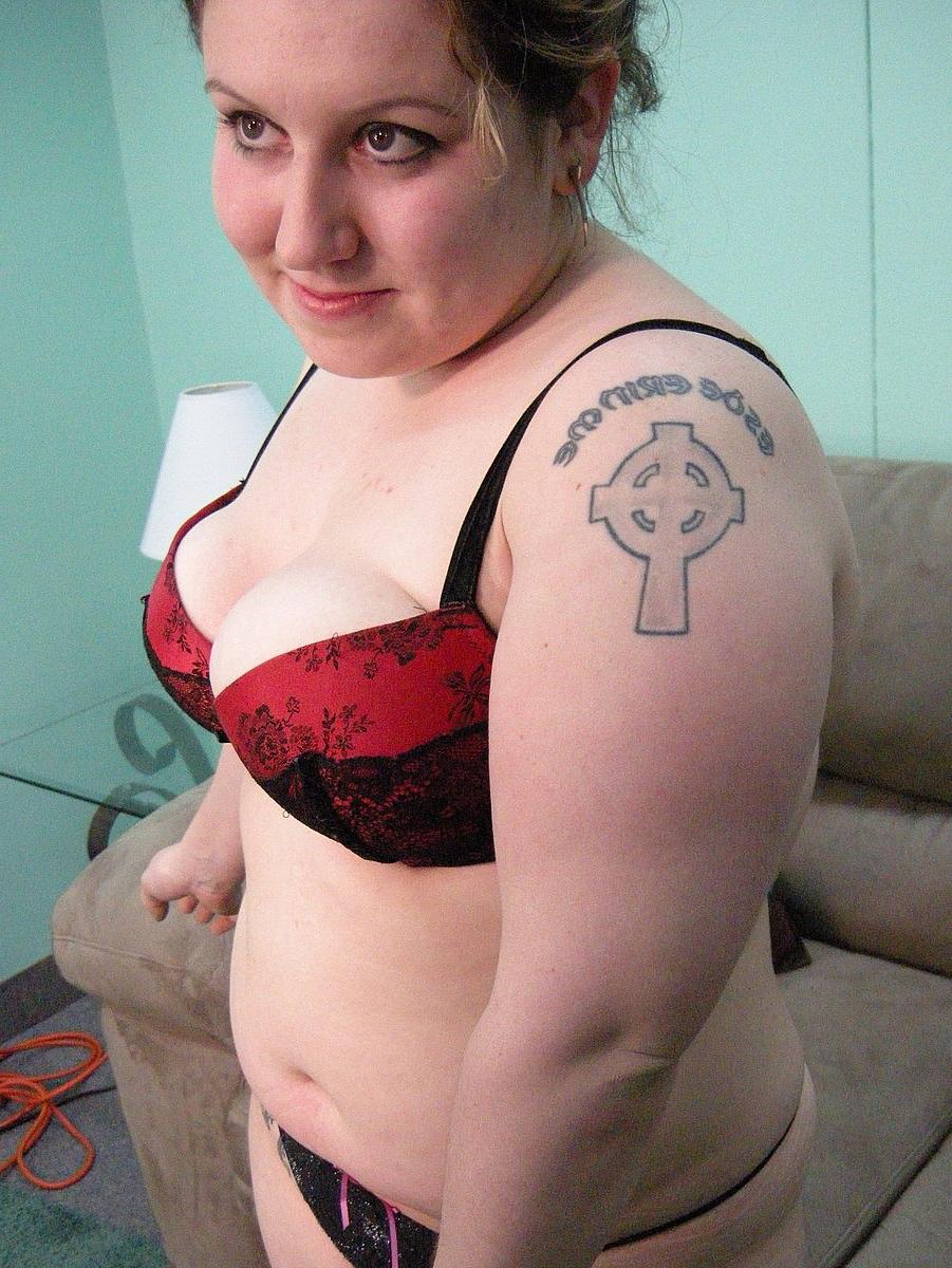 20P Sexy gordinha Chloe fica completamente nua na sala de estar