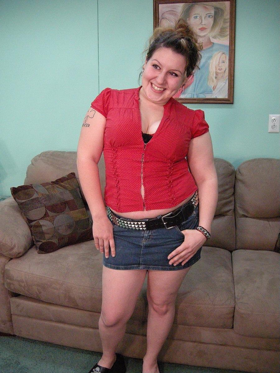 20P Sexy gordinha Chloe fica completamente nua na sala de estar
