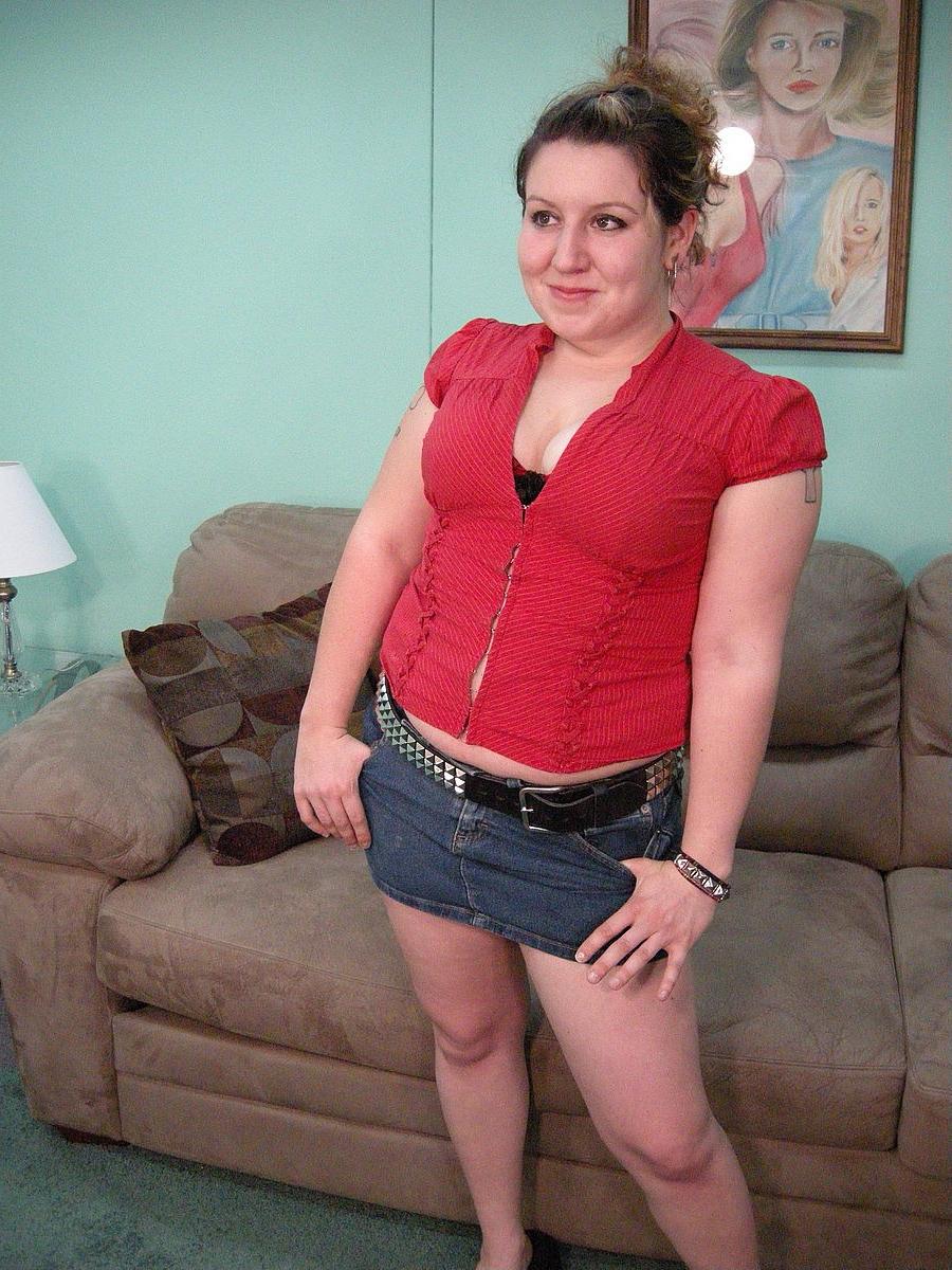 20P Sexy gordinha Chloe fica completamente nua na sala de estar