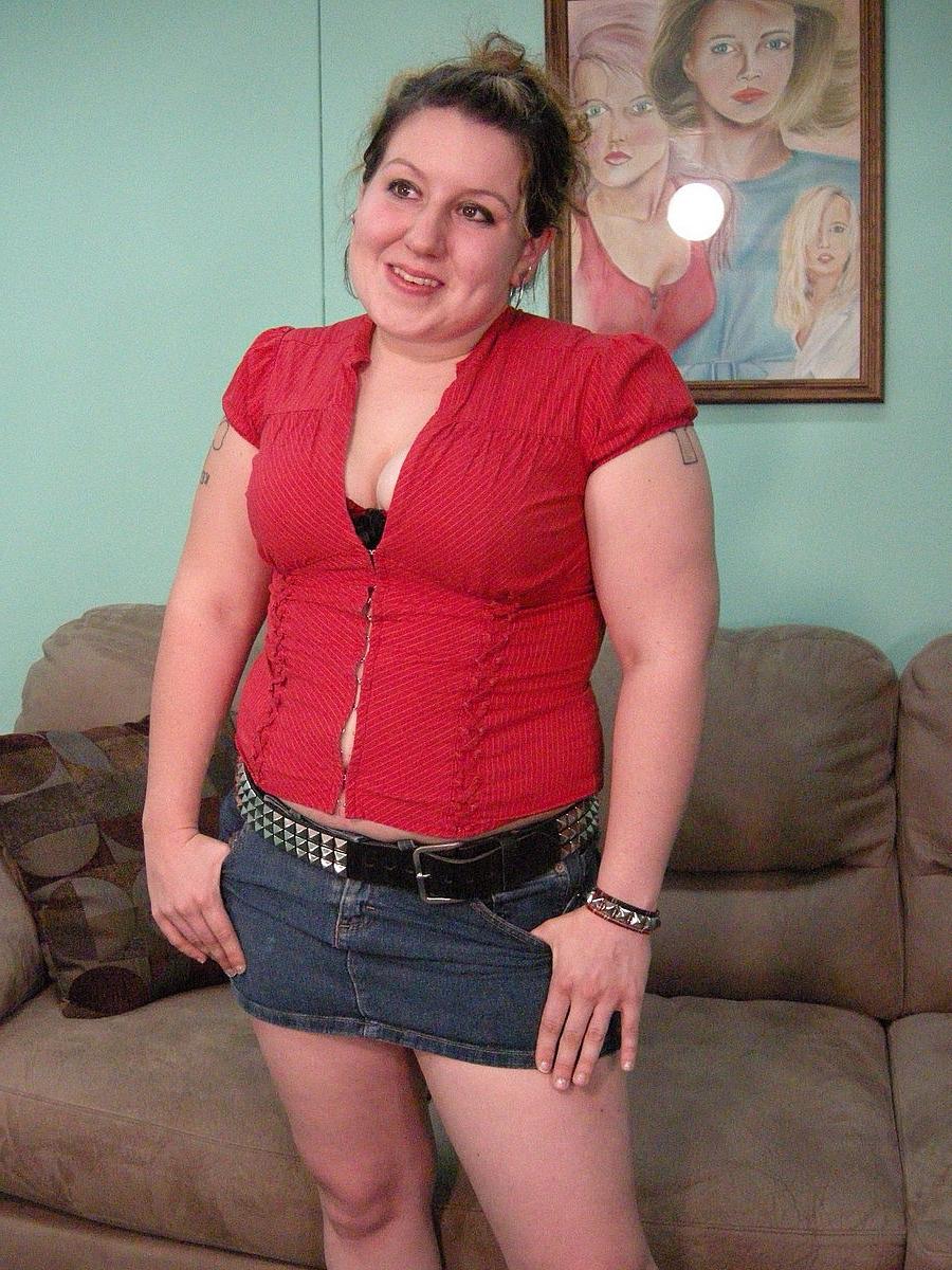 20P Sexy gordinha Chloe fica completamente nua na sala de estar