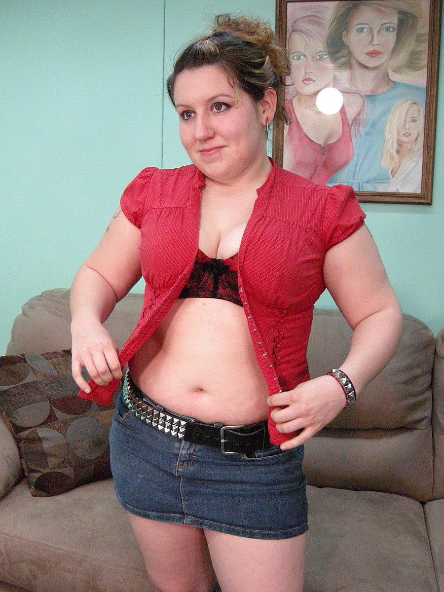 20P Sexy gordinha Chloe fica completamente nua na sala de estar