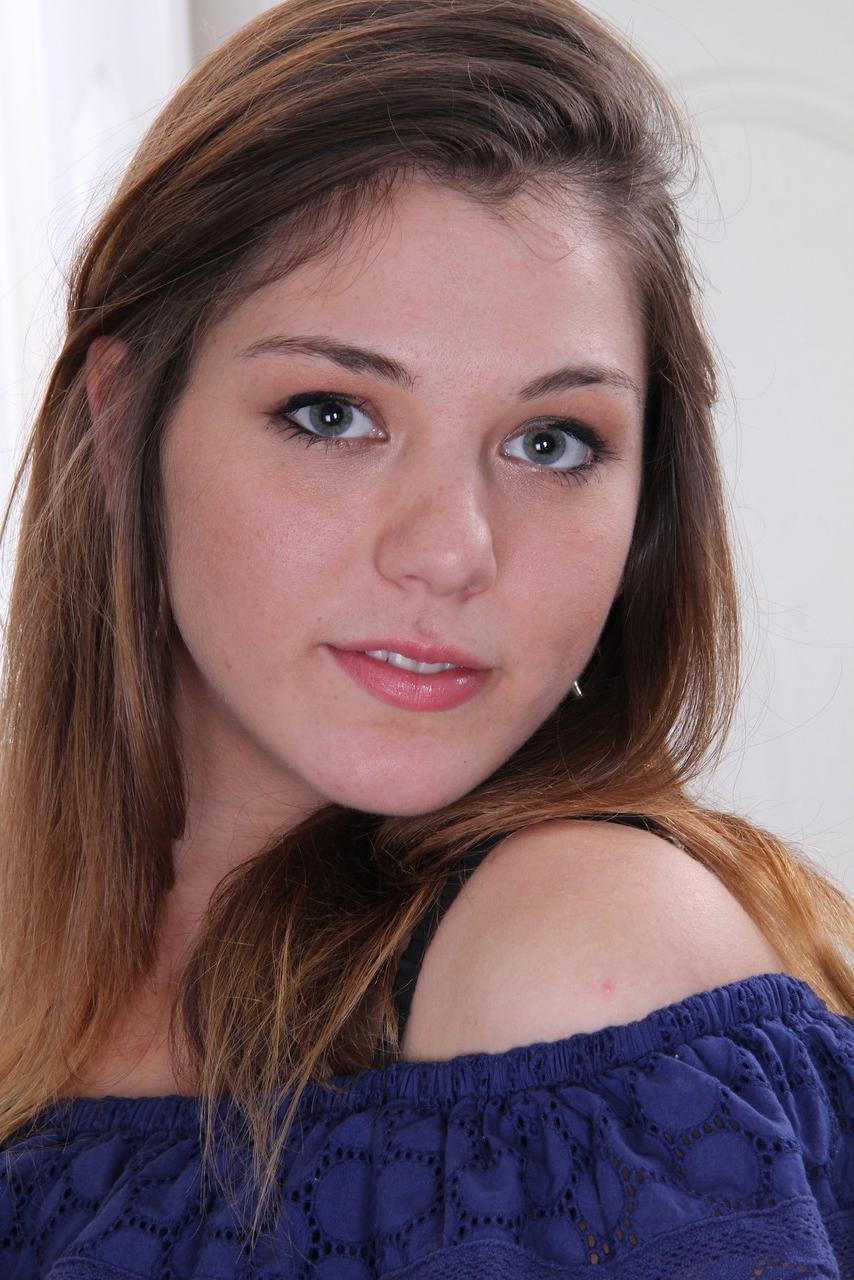 20P Das Amateurmädchen Alaska Marie entblößt ihre winzigen Brüste und spreizt ihre geschwollene Fotze