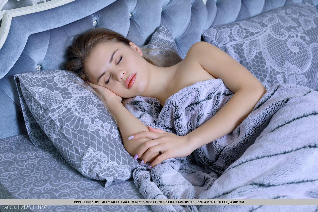 18P La belle au bois dormant Monika Jelolt se lève pour montrer son beau corps sur un lit.