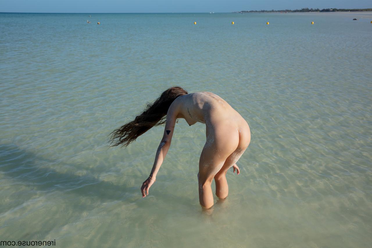 15P Die atemberaubende Latina-Teenagerin Irene Rouse posiert völlig nackt im Meer