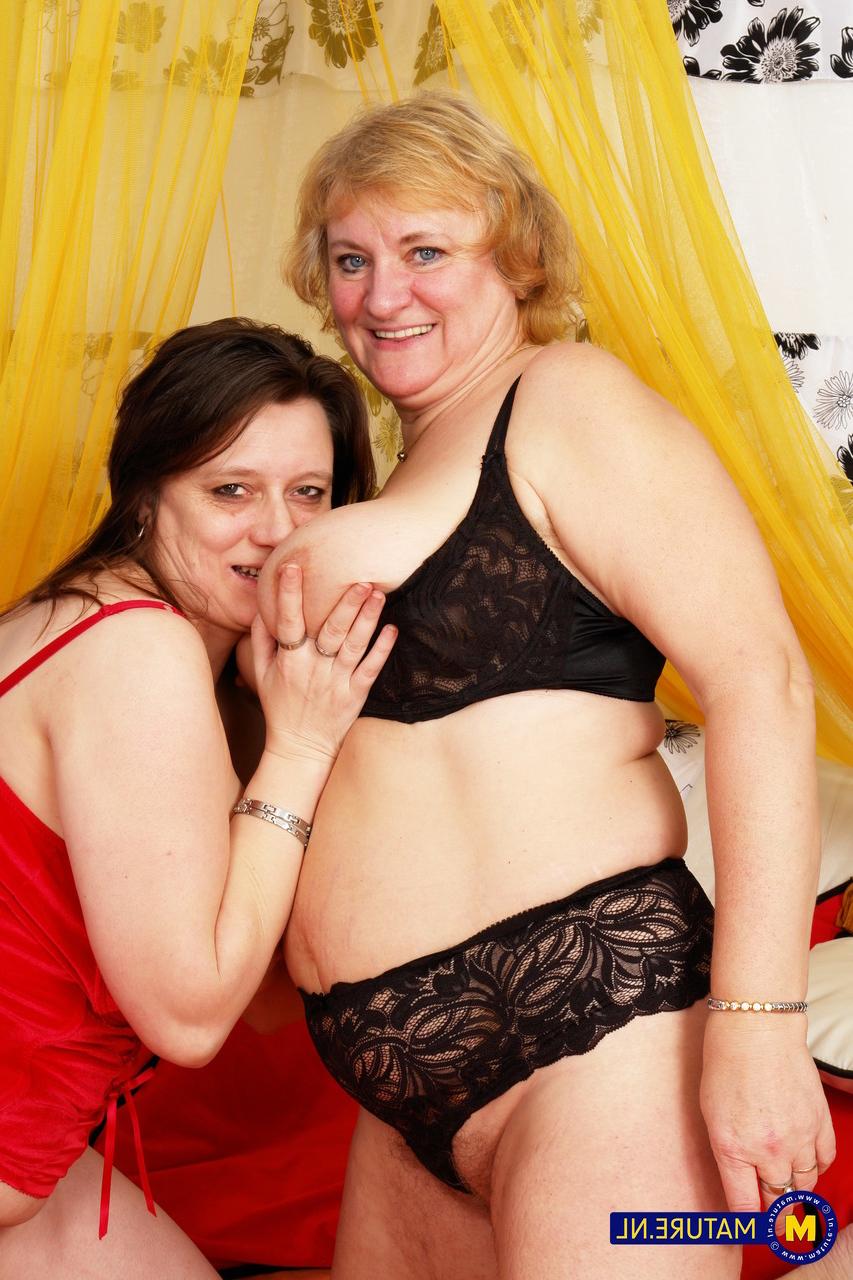 10P Les lesbiennes matures Evie et Karli utilisent un tas de jouets sexuels pendant les rapports sexuels.
