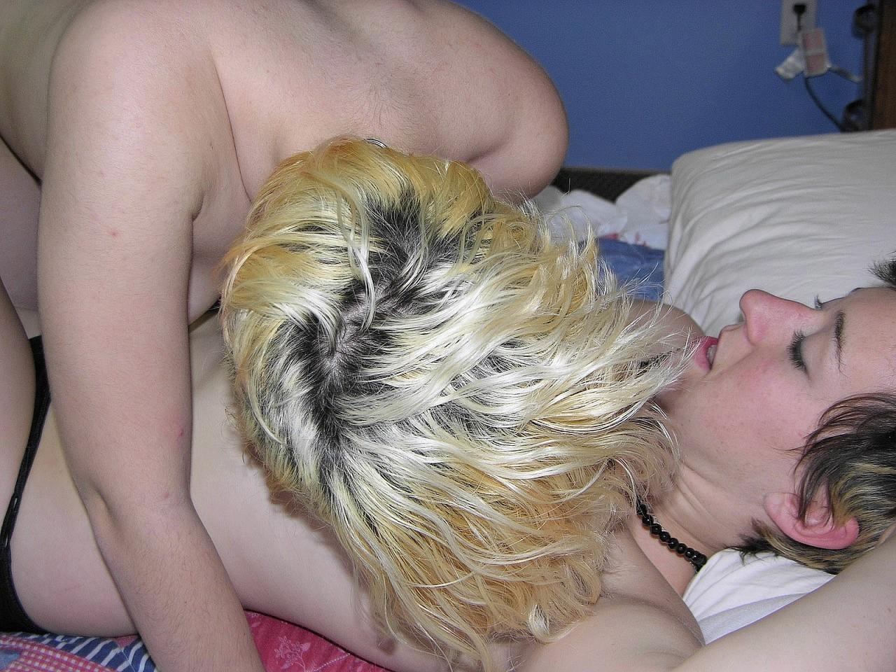20P Lesbianas universitarias charlie y raven besándose y follando en la cama