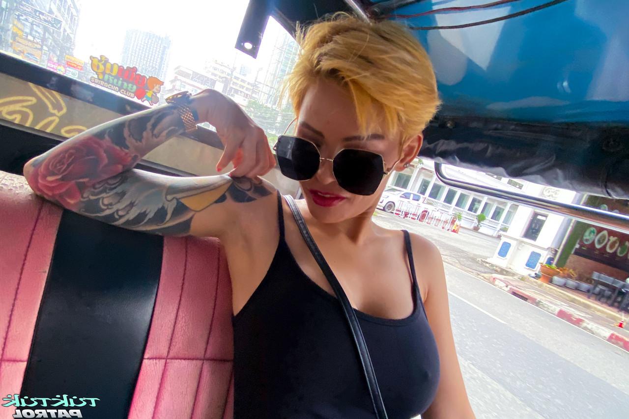 20P Das exotische Thai-Babe Susy enthüllt vor dem Ficken ihren tätowierten Körper und ihre großen Titten