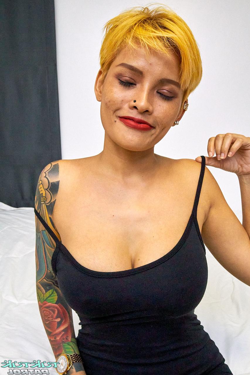 20P Das exotische Thai-Babe Susy enthüllt vor dem Ficken ihren tätowierten Körper und ihre großen Titten