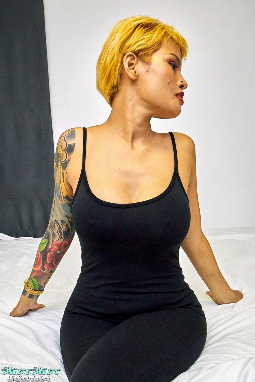 20P Das exotische Thai-Babe Susy enthüllt vor dem Ficken ihren tätowierten Körper und ihre großen Titten