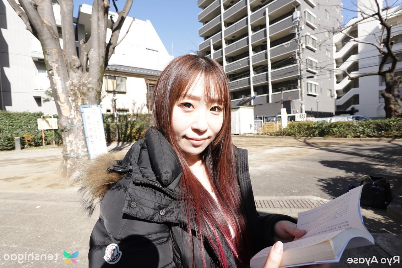 15P O adolescente japonês Ryo Ayase lê um livro ao ar livre antes de ficar nu dentro de casa