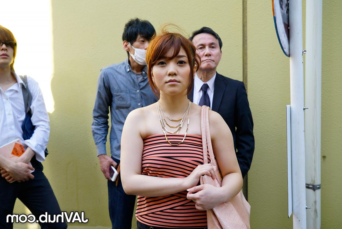 20P A japonesa Mari Motoyama usa creampie durante o sexo no transporte público