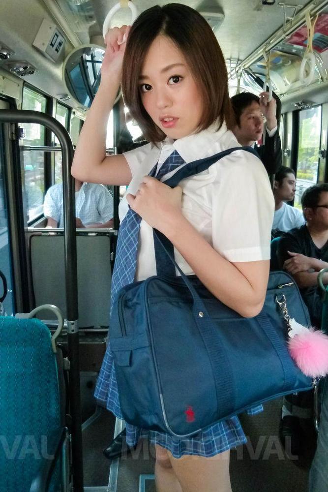 15P A estudante japonesa Yuna Satsuki é apalpada em um ônibus antes de chupar um pau