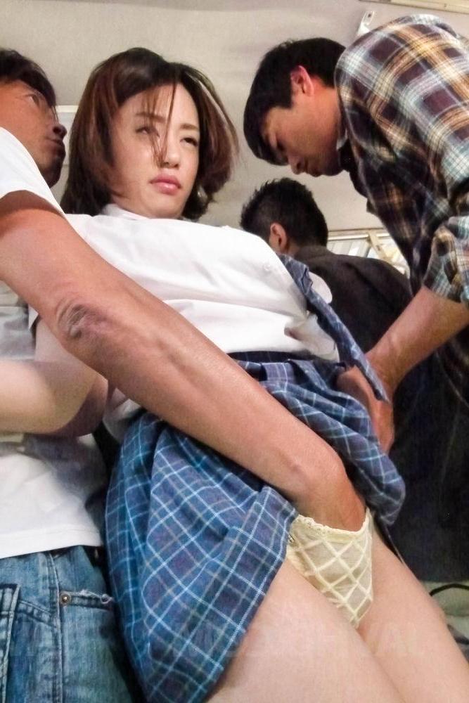 15P A estudante japonesa Yuna Satsuki é apalpada em um ônibus antes de chupar um pau