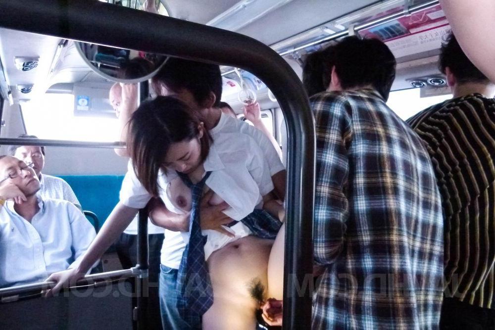 15P A estudante japonesa Yuna Satsuki é apalpada em um ônibus antes de chupar um pau