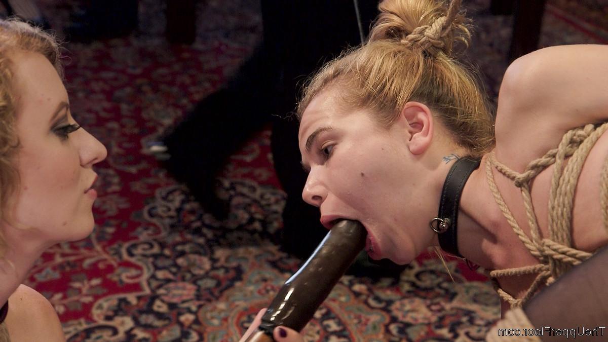 20P Die blonden Babes Cherry Torn und Alina West ertragen harten Sex in einer wilden BDSM-Orgie