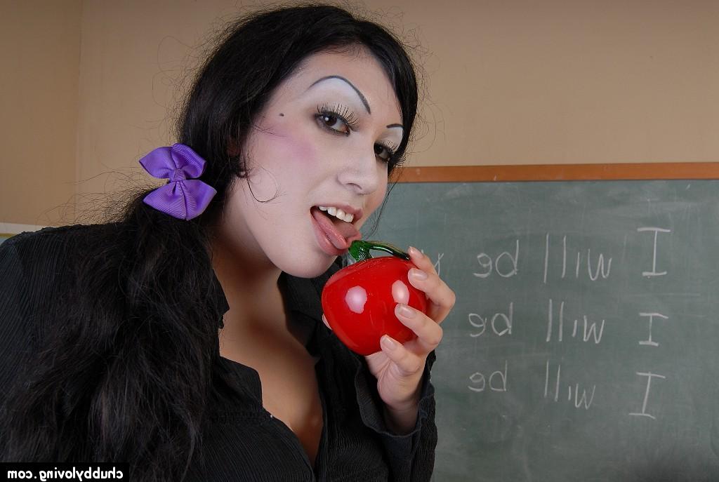 16P Fatty Terina chegando na sala de aula de educação sexual vestida com meias até o joelho