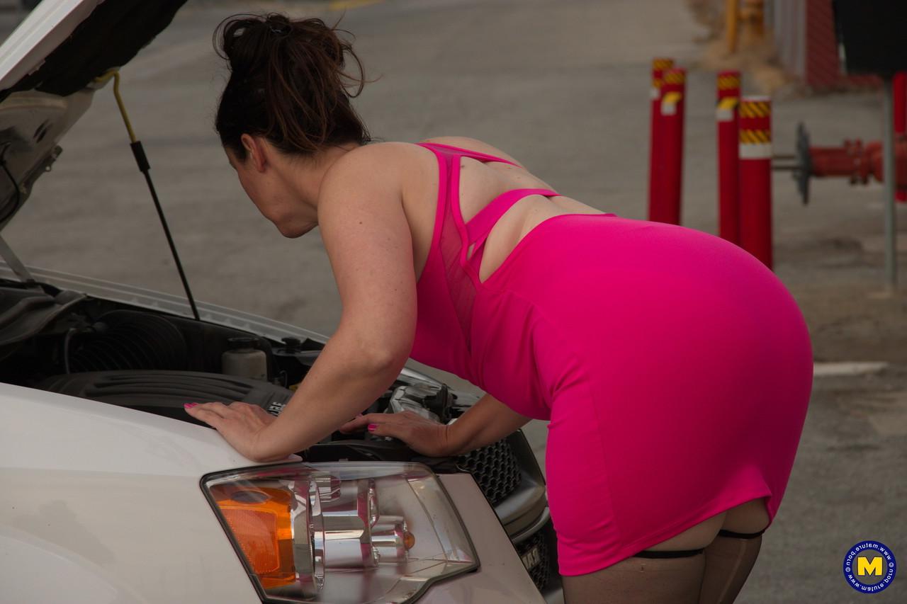 20P La mamá traviesa Pink hace alarde de su gran trasero y expone su coño peludo en público