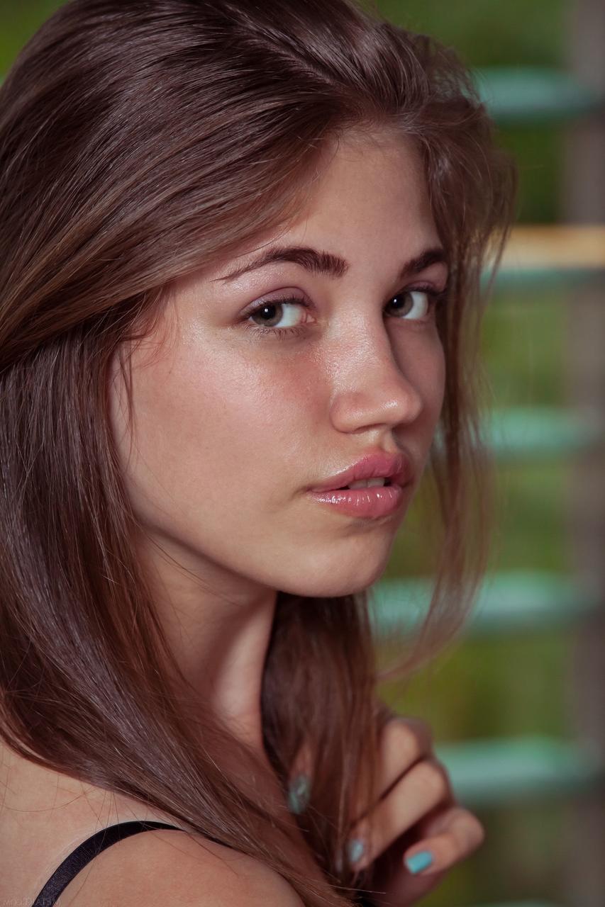 20P La adorable joven Jasmina muestra su cuerpo delgado y posa desnuda en casa