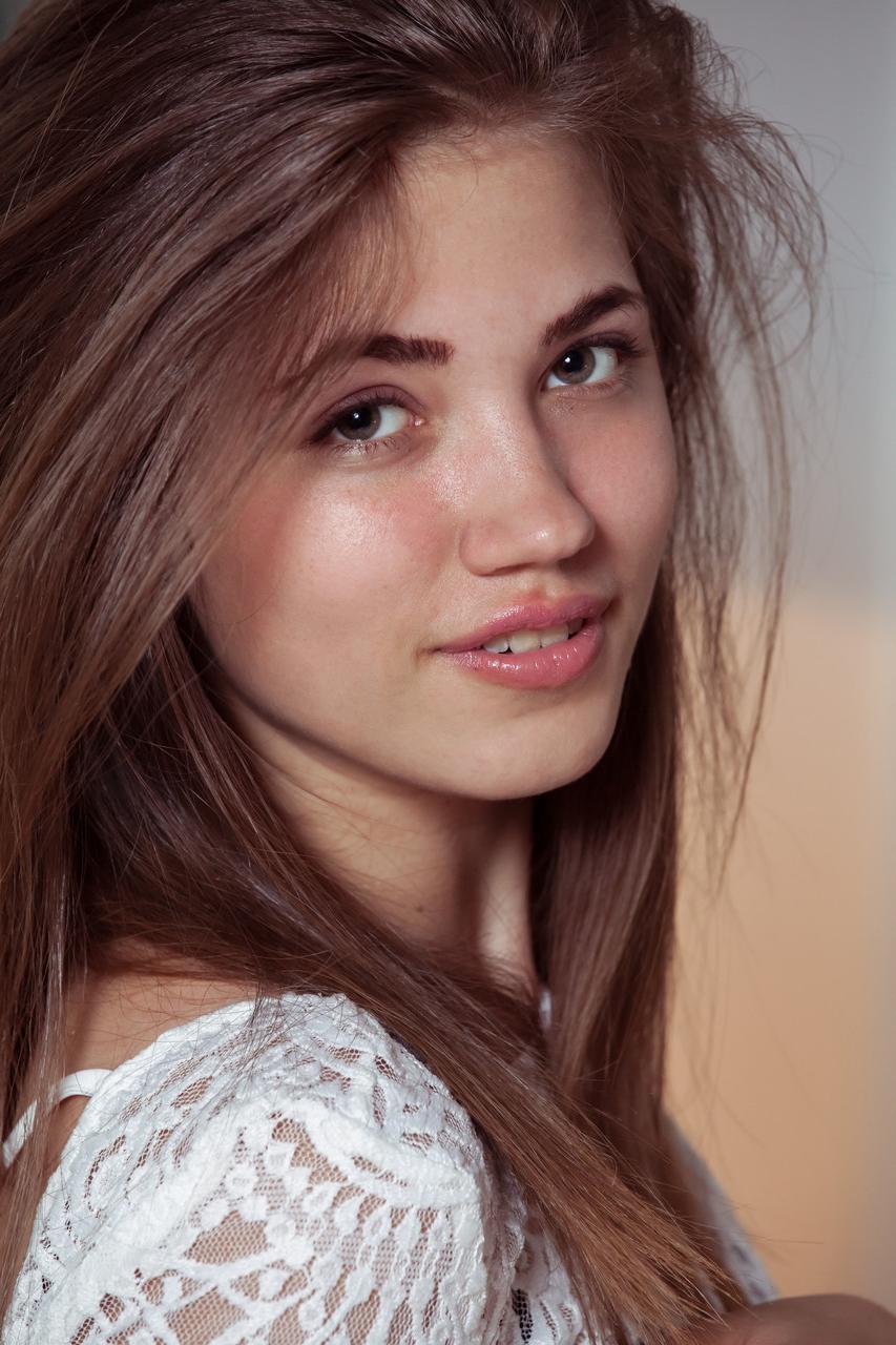 20P La adorable joven Jasmina muestra su cuerpo delgado y posa desnuda en casa