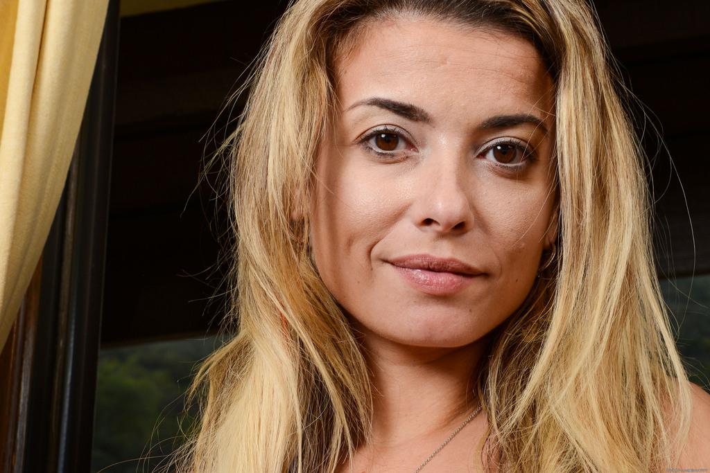 16P A modelo solo mais velha, Alana Luv, libera sua buceta com dedo de camelo de sua calcinha branca