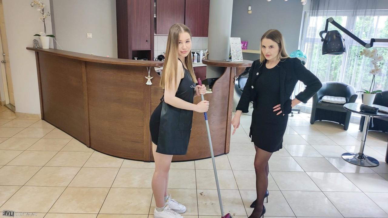 15P La jeune russe aux gros seins Amalia Davis est amenée à avoir des relations sexuelles avec un homme plus âgé.