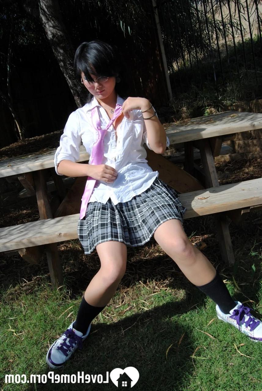 18P Colegiala asiática de pelo corto con gafas abre su coño hinchado al aire libre