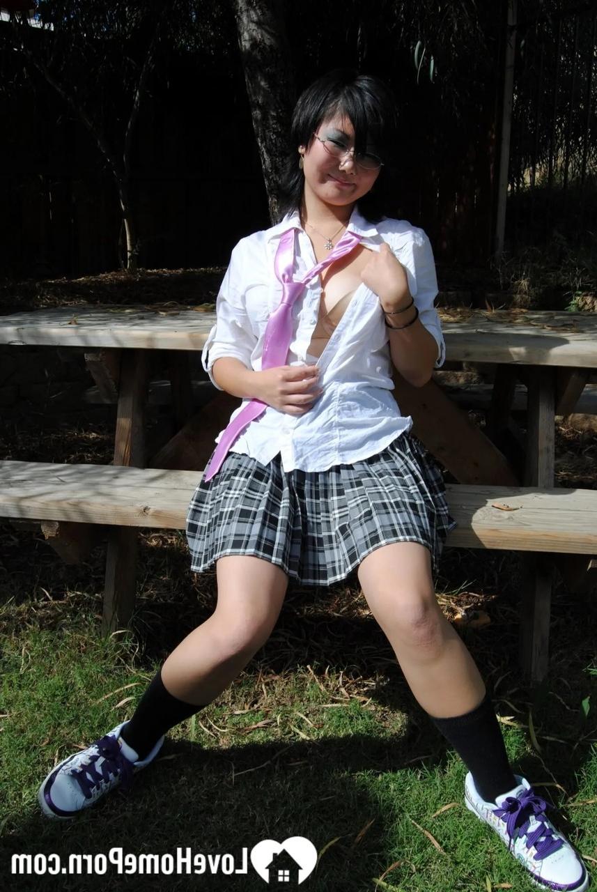 18P Colegiala asiática de pelo corto con gafas abre su coño hinchado al aire libre
