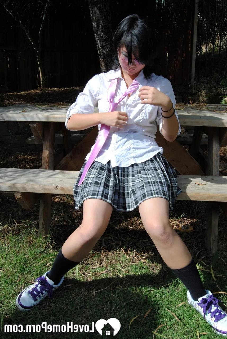 18P Colegiala asiática de pelo corto con gafas abre su coño hinchado al aire libre