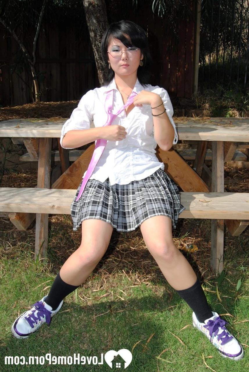 18P Colegiala asiática de pelo corto con gafas abre su coño hinchado al aire libre