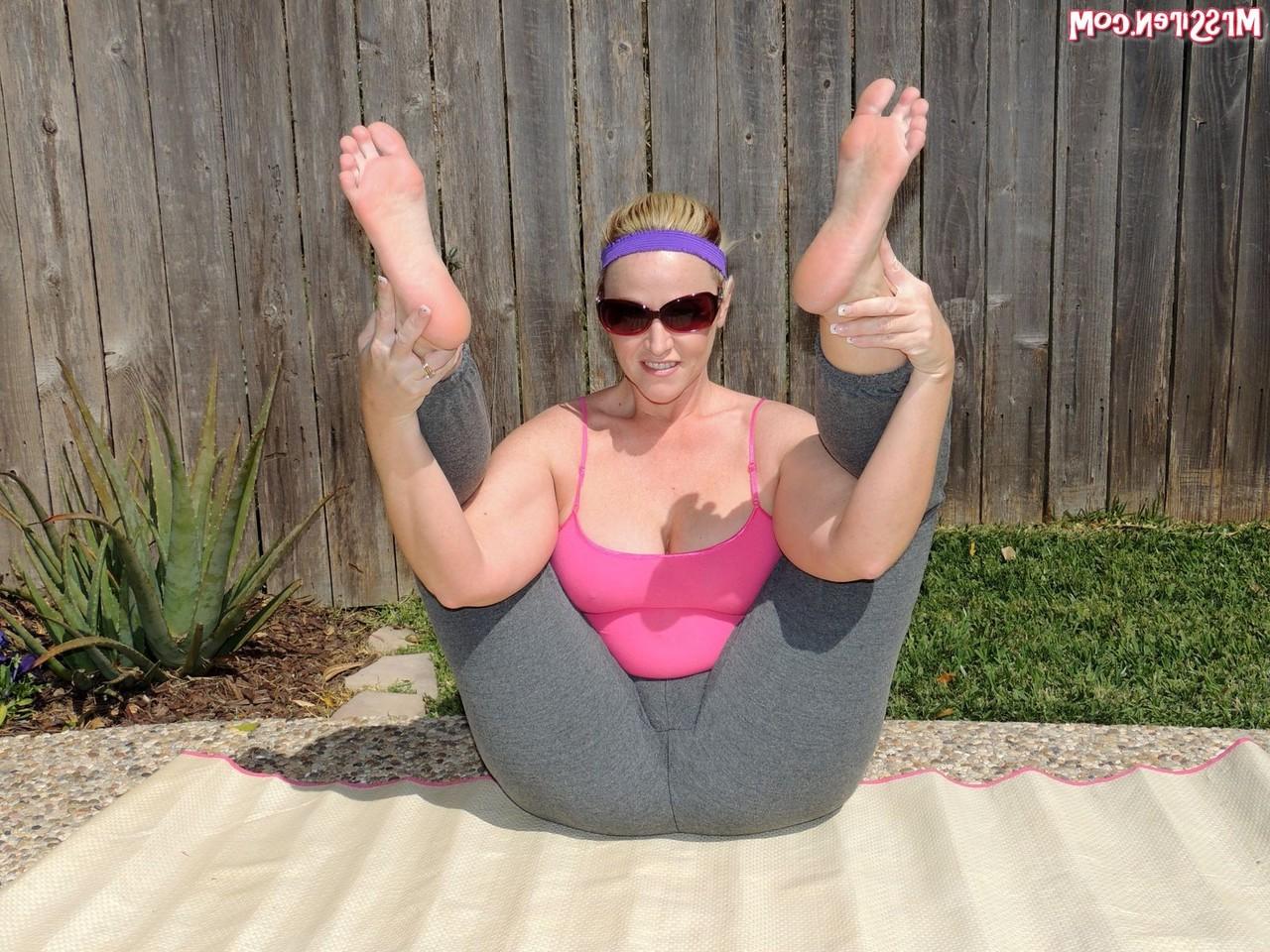 17P A loira com excesso de peso Dee Siren mostra sua bunda grande enquanto faz ioga perto de uma piscina