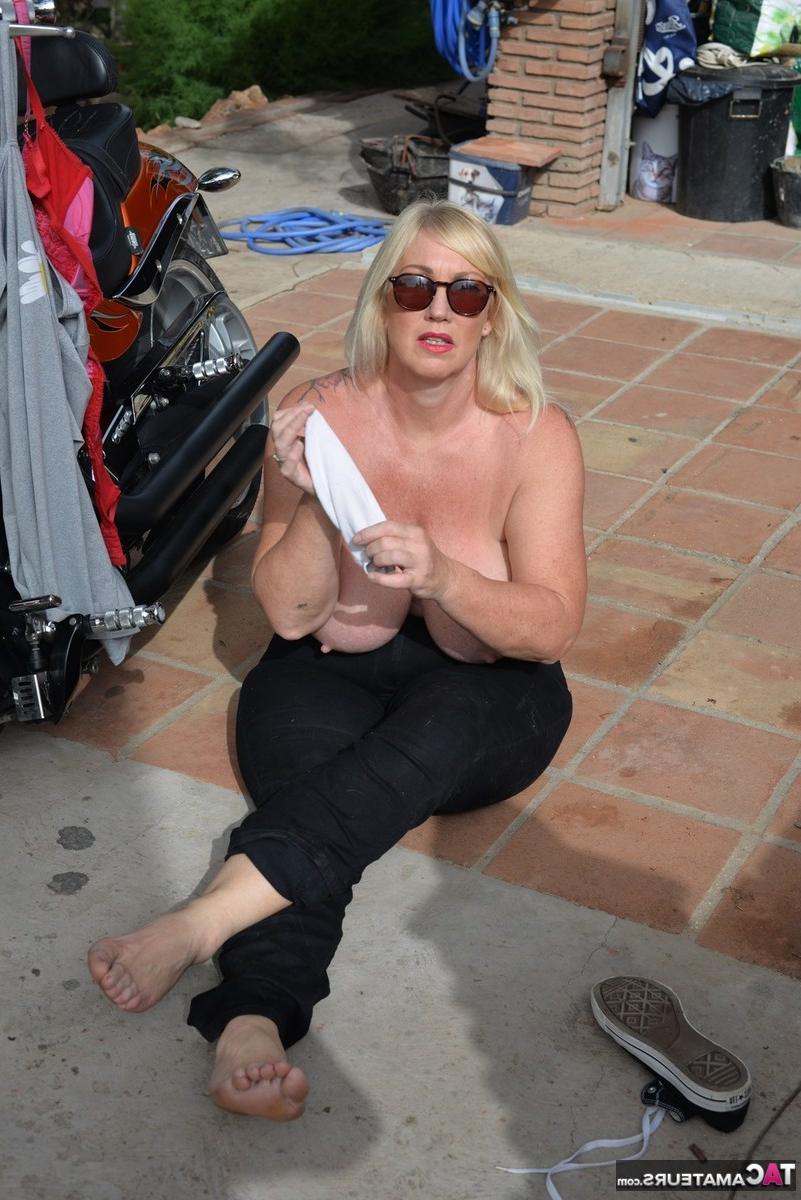 16P Melody, blonde mature, se déshabille en string et se pare d'une moto.