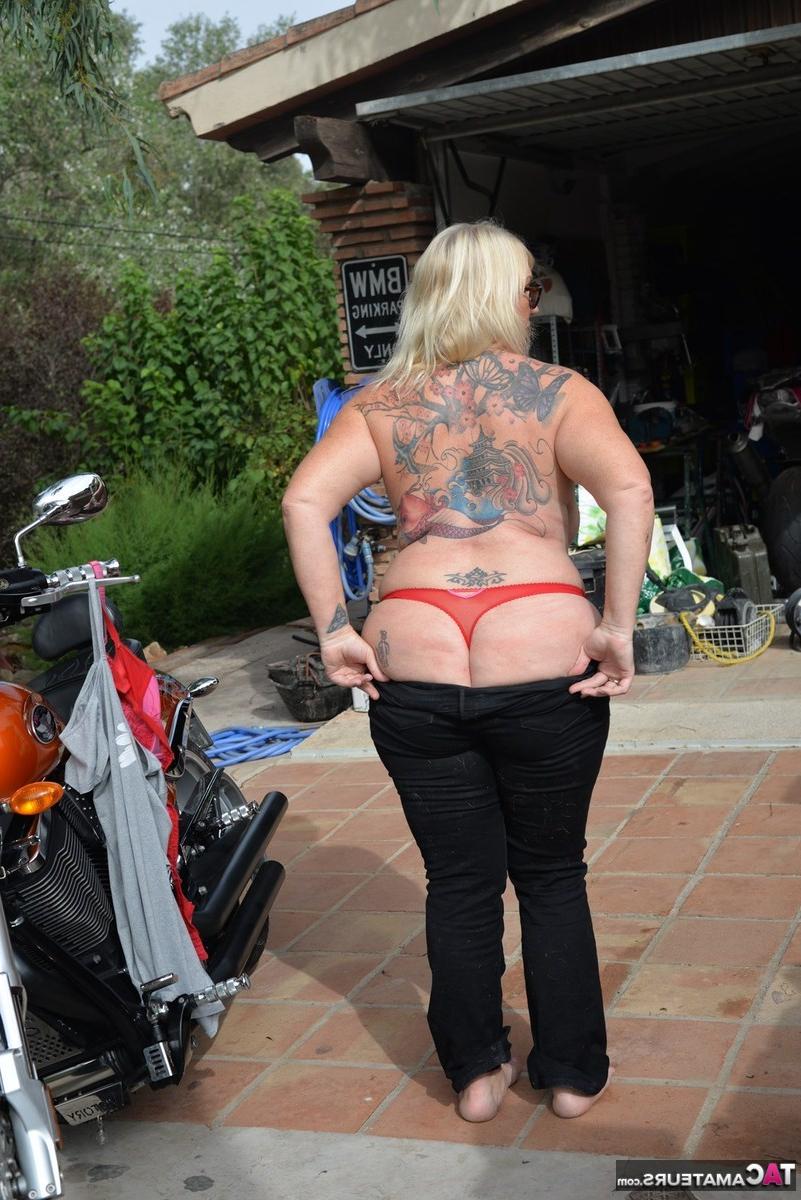 16P Melody, blonde mature, se déshabille en string et se pare d'une moto.