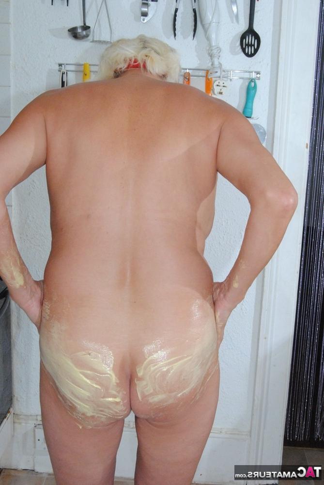 20P La madura dimonty cubre su cuerpo desnudo con masa para panqueques