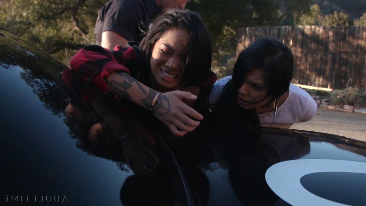 20P Adolescentes muito gostosas Gina Valentina e Honey Gold são fodidas por um policial
