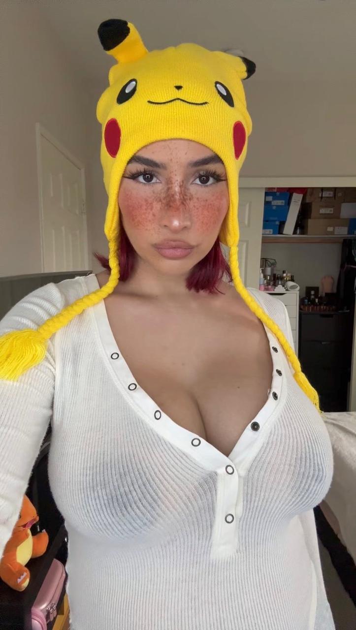 18P A gata rechonchuda Angel mostra seus peitos grandes e gosta de sexo hardcore POV