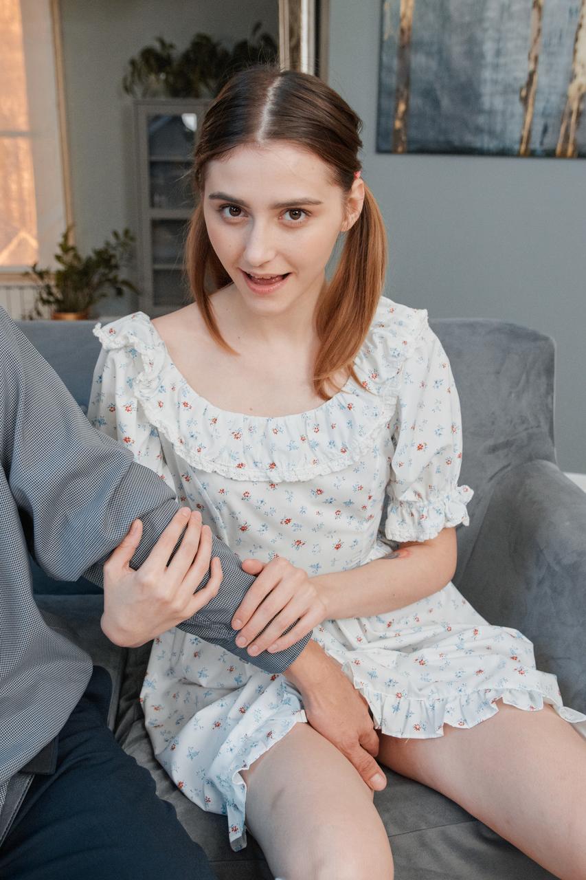 20P Die zierliche, süße Funky Town zeigt ihren Arsch und gibt einen Blowjob, bevor sie gerammt wird