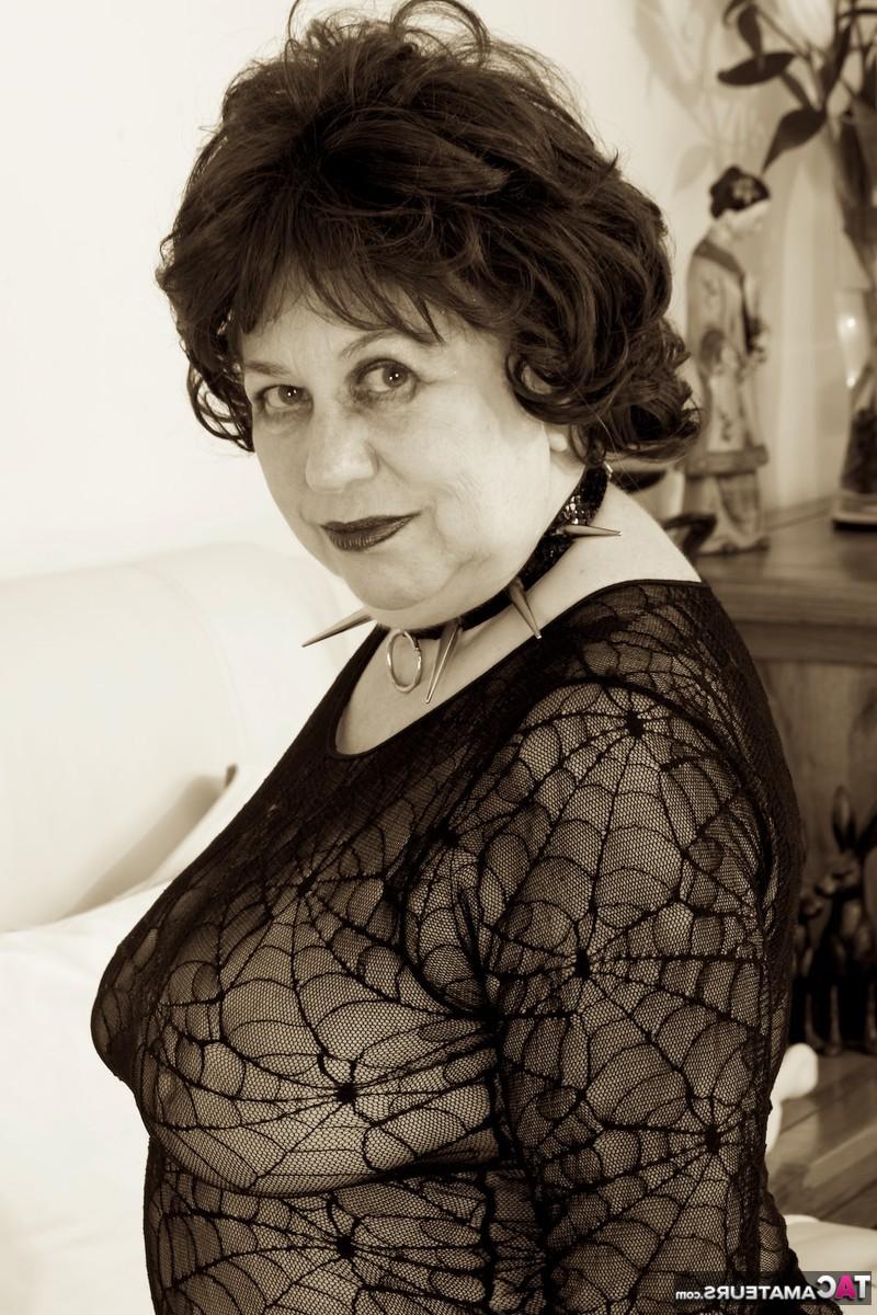 16P Reife Dame masturbiert mit einem Hühnerfuß, während sie für Halloween geschmückt ist