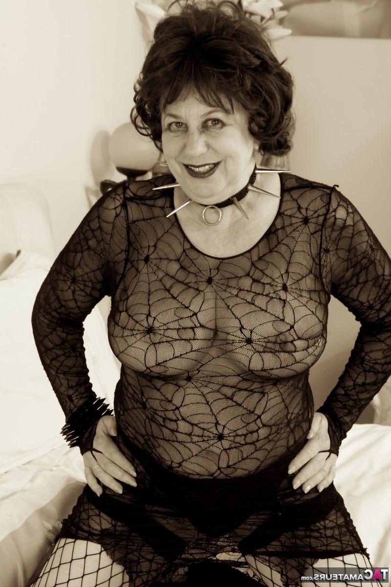 16P Reife Dame masturbiert mit einem Hühnerfuß, während sie für Halloween geschmückt ist