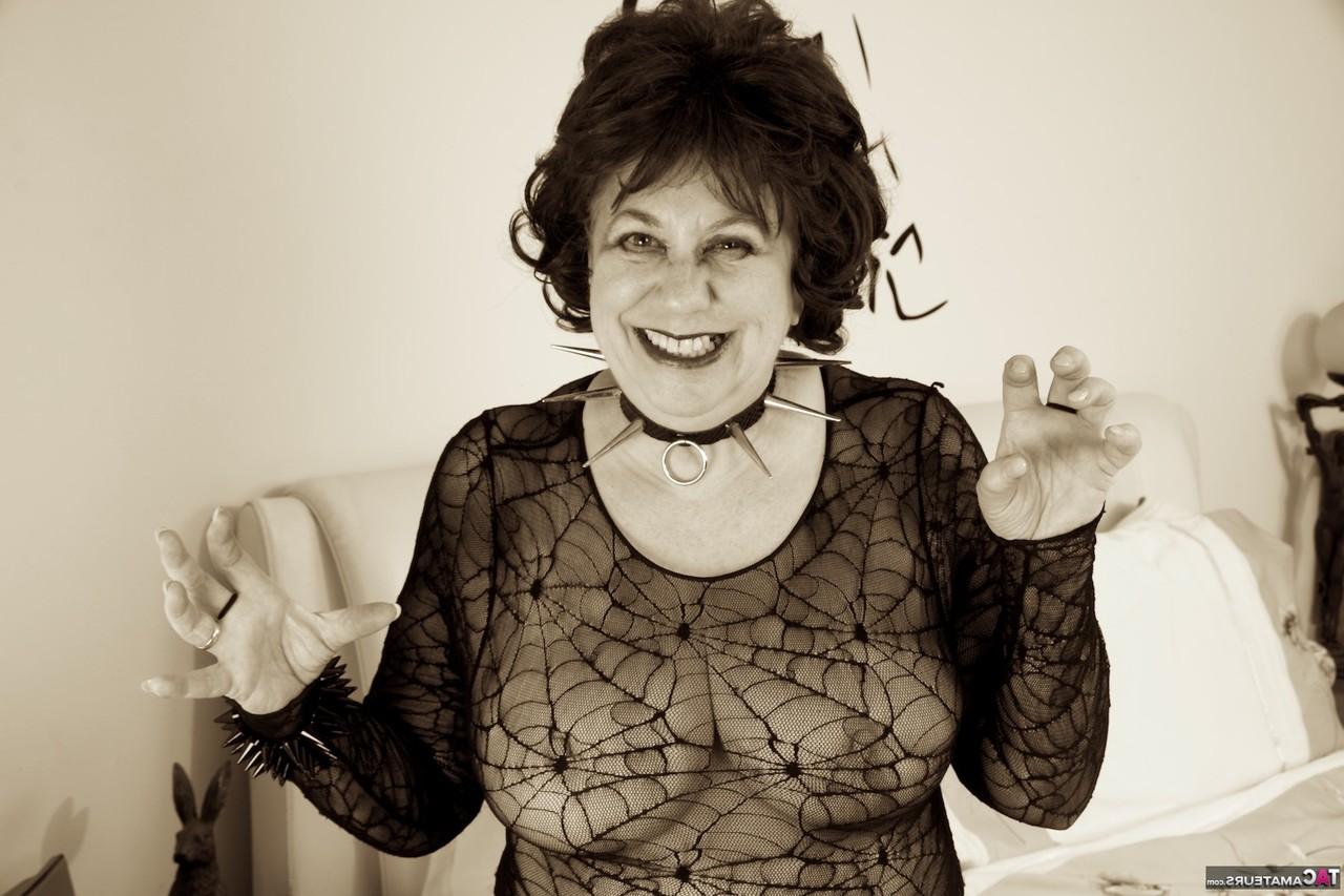 16P Reife Dame masturbiert mit einem Hühnerfuß, während sie für Halloween geschmückt ist