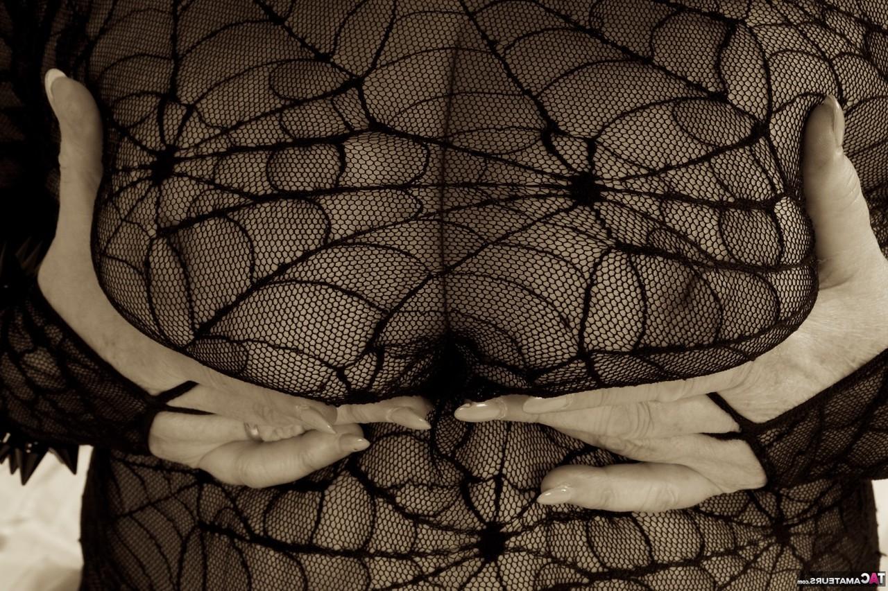 16P Reife Dame masturbiert mit einem Hühnerfuß, während sie für Halloween geschmückt ist