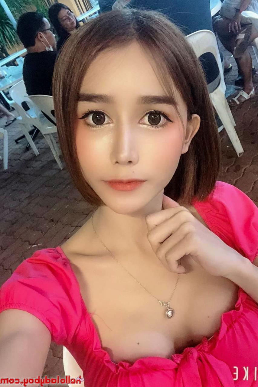 20P La atractiva transexual asiática Bella muestra su escote en su compilación en solitario