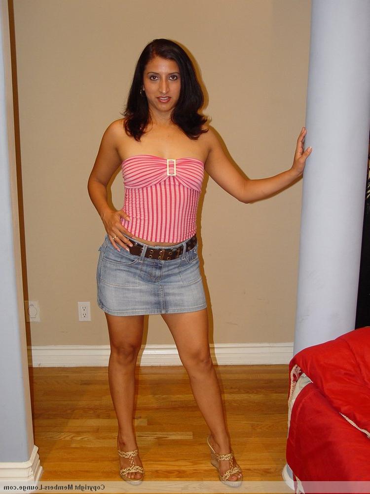15P A indiana Angel Flirt levanta a minissaia enquanto usava calcinha branca