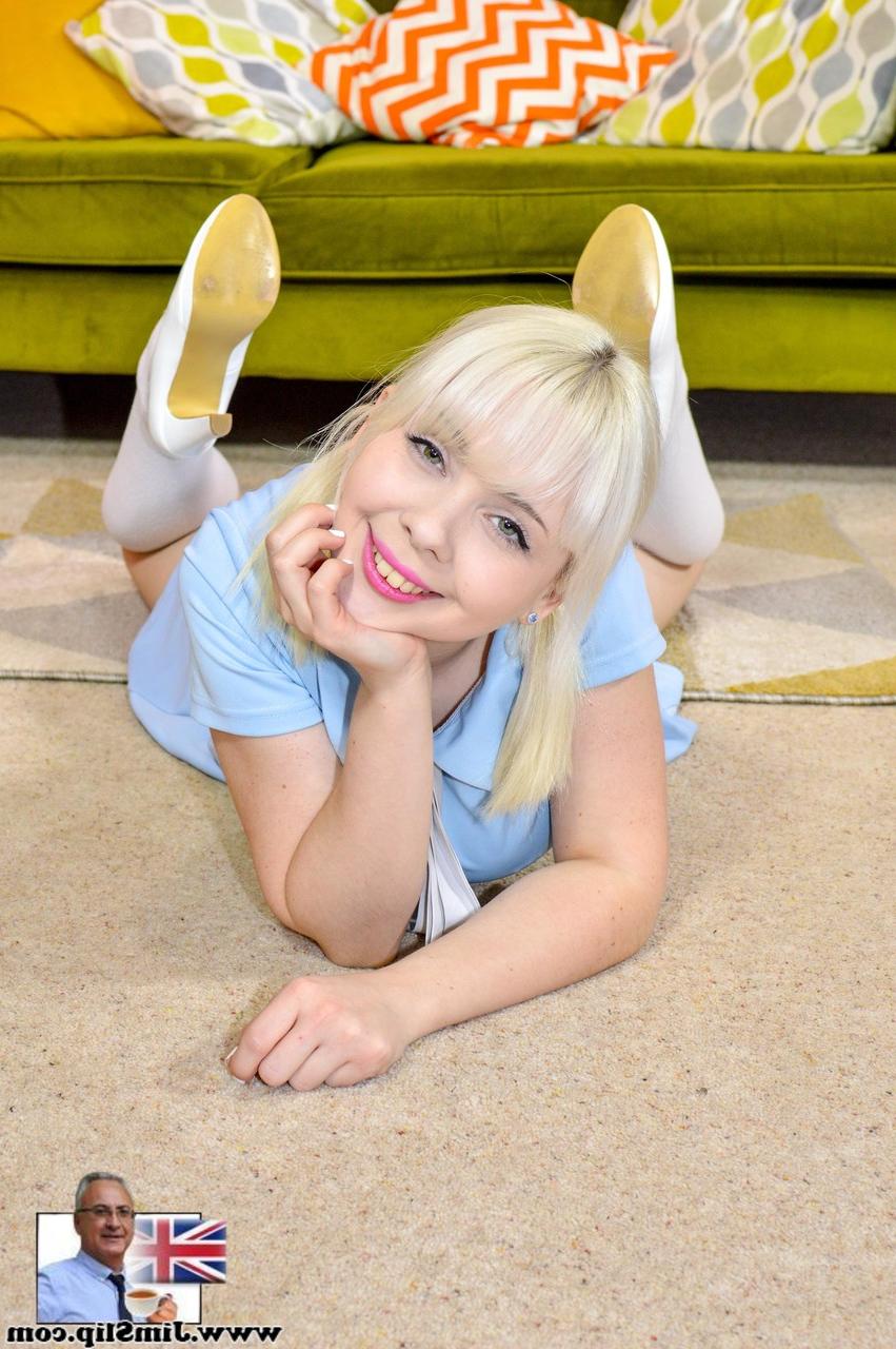 20P Die blonde Teenie-Amateurin Cherry English zeigt ihre großen Titten und zeigt ihre heiße Muschi
