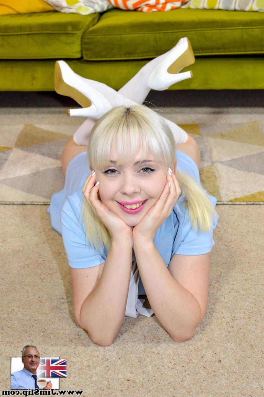 20P Die blonde Teenie-Amateurin Cherry English zeigt ihre großen Titten und zeigt ihre heiße Muschi