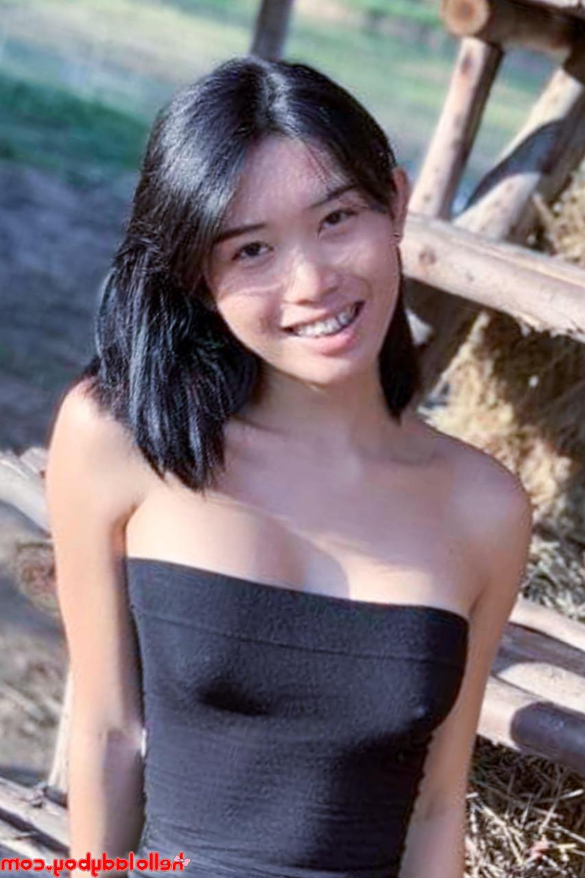 20P Chica asiática se burla con sus tetas perfectas en trajes sexys en una compilación caliente