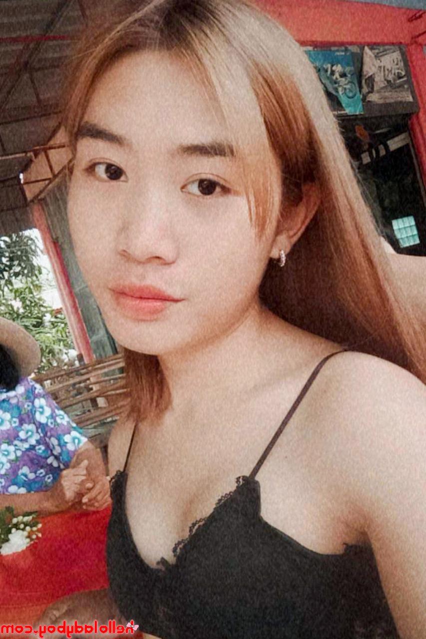 20P Chica asiática se burla con sus tetas perfectas en trajes sexys en una compilación caliente