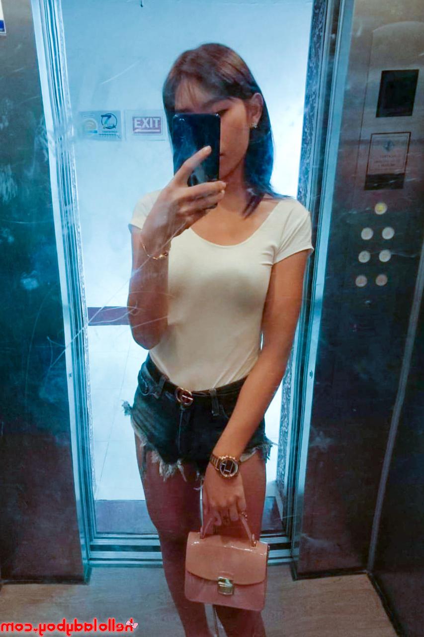 20P Chica asiática se burla con sus tetas perfectas en trajes sexys en una compilación caliente